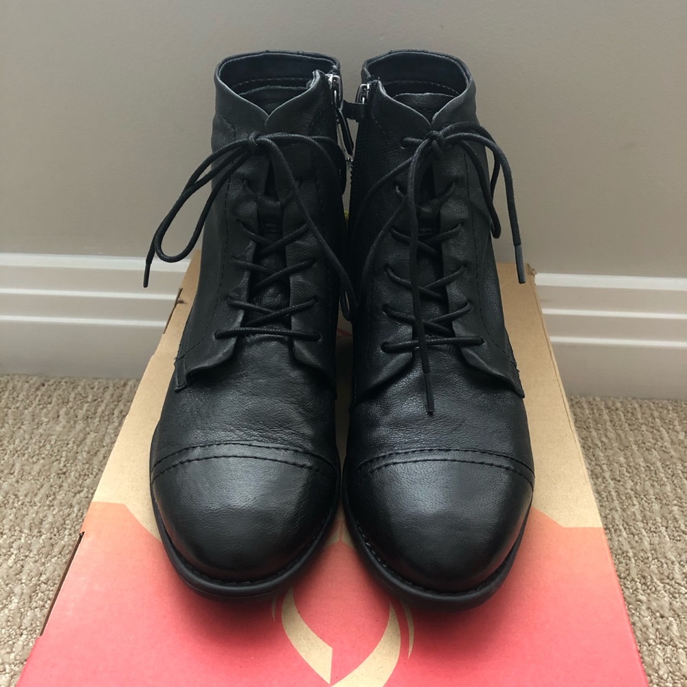 Comfortiva Cordia Lace-Up Boots New in Box 7W
